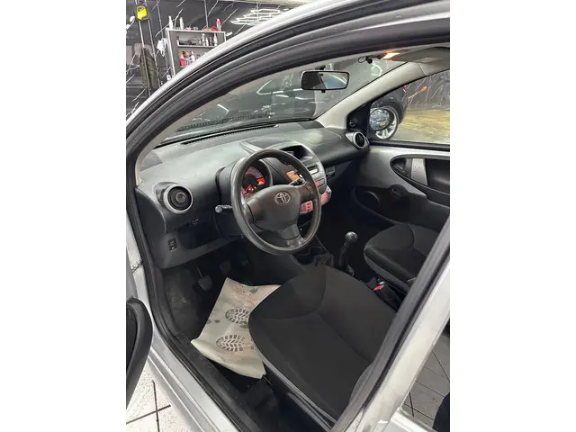 Toyota Aygo 1.0 VVT-i Now 2013 Benzine 7