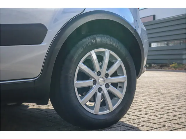 Suzuki SX4 1.6 Executive 2012 Benzine 24