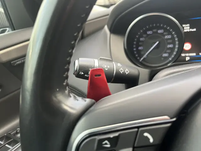 Jaguar XE 2.0 Portfolio 2015 Benzine 37