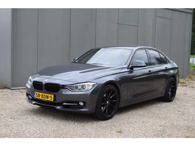 BMW 3 Serie 328i Executive 2012 Benzine 3