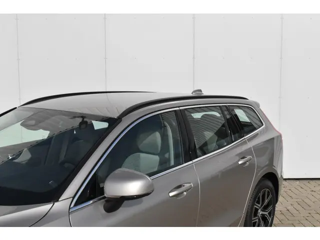 Volvo V60 B4 Core #CityWeaveBekleding 2022 Benzine 4