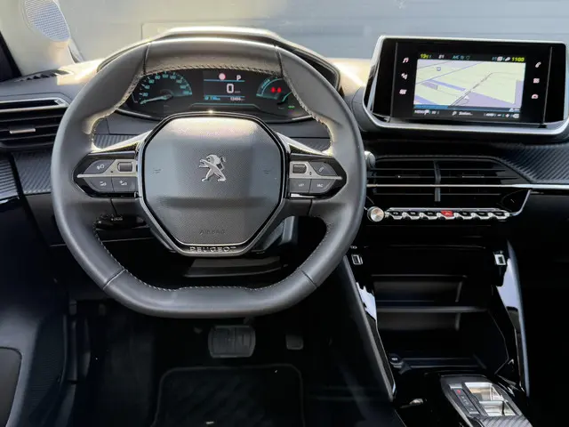 Peugeot e-208 3