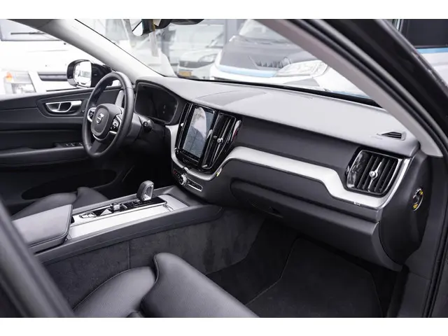 Volvo XC60 B5 Plus Dark 2023 Benzine 32