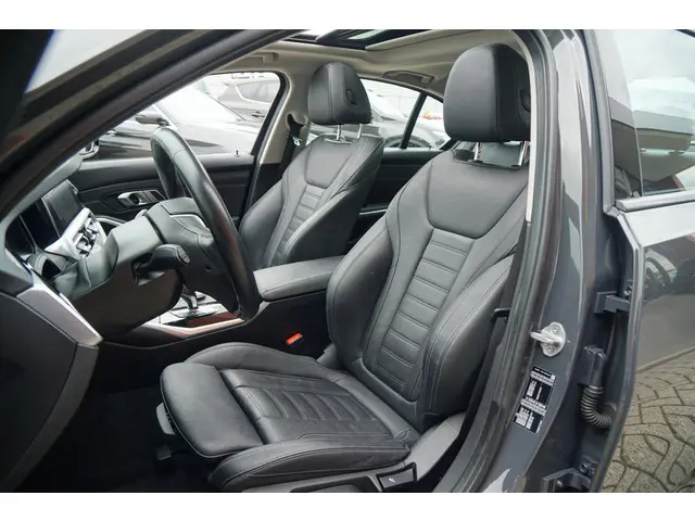 BMW 3 Serie 318i High Executive 2021 Benzine 8