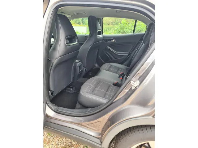 Mercedes-Benz GLA 180 Prestige 2015 Benzine 36