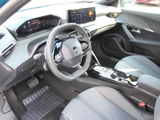 Peugeot 2008 HYBRID 145 ALLURE 2025 Hybride Benzine 16