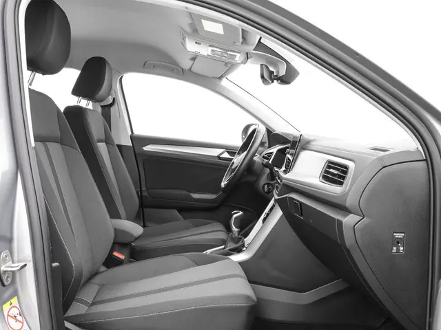 Volkswagen T-Roc 1.0TSI/110PK Life Business 2023 Benzine 4