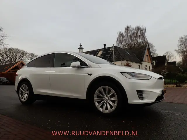 Tesla Model X 3