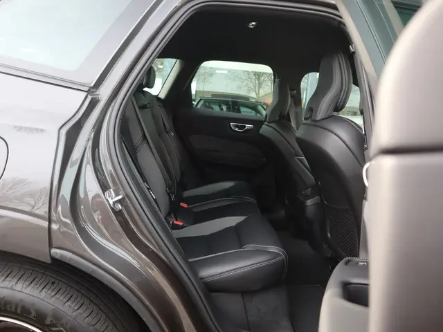 Volvo XC60 2.0 B4 R-Design 2022 Benzine 16