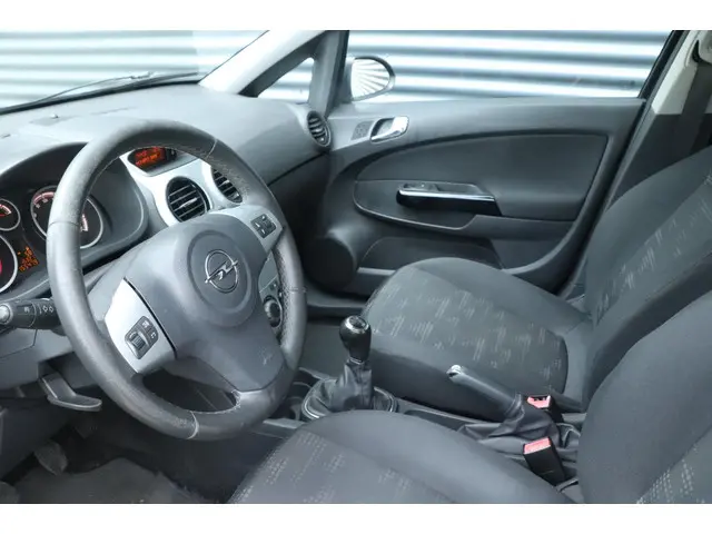 Opel Corsa 1.4-16V Berlin | 5 drs | Airco | NAP 2013 Benzine 6