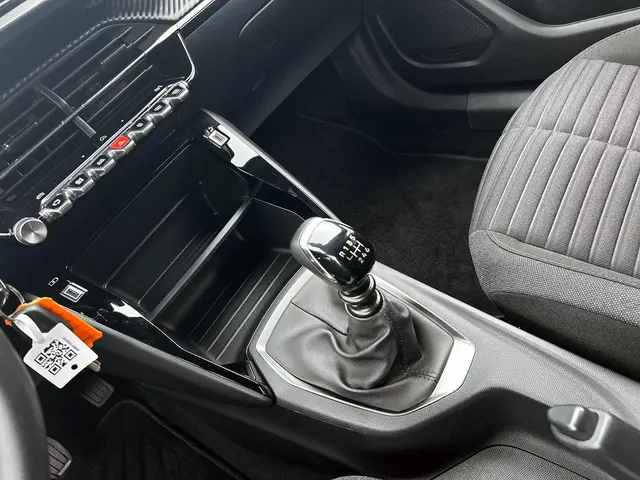 Peugeot 2008 1.2 100 2023 Benzine 13