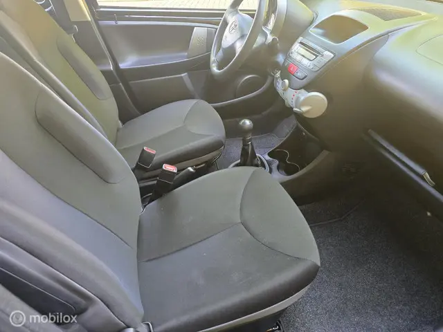 Toyota Aygo 1.0 VVT-i Now 2014 Benzine 8