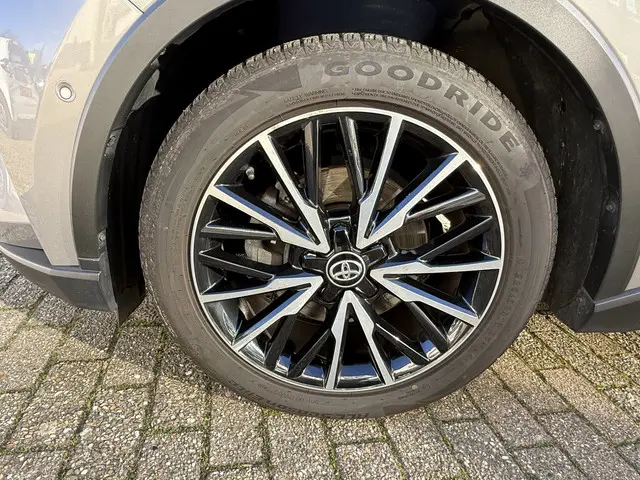 Toyota C-HR 1.8 Hybrid Executive 2020 Hybride Benzine 33