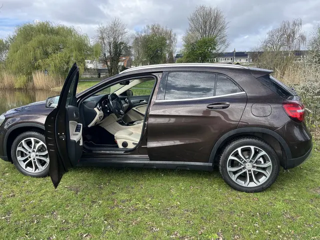 Mercedes-Benz GLA 180 Business 2018 Benzine 10