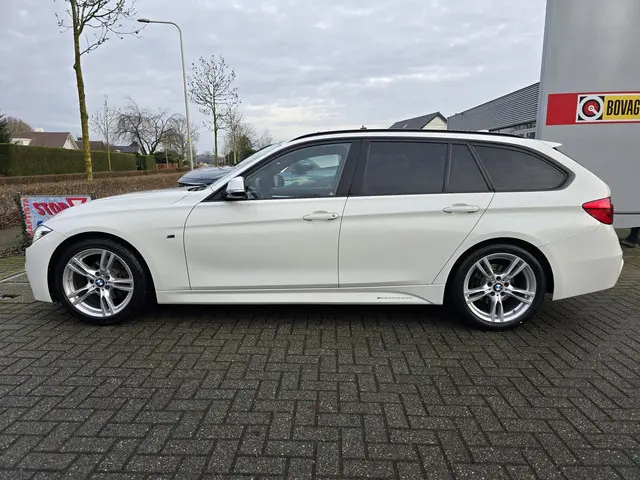 BMW 3 Serie Touring 318i M Sport Edition 2019 Benzine 2