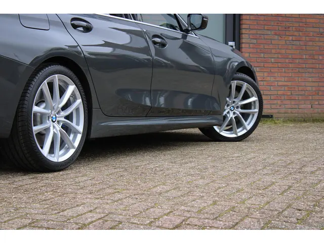 BMW 3 Serie 330i High Executive Edition 2019 Benzine 40