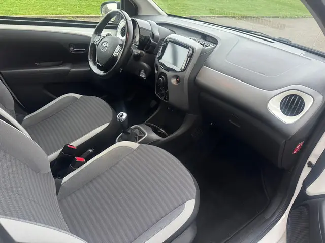 Toyota Aygo 1.0 VVT-i x-play Airco carplay 2019 Benzine 11