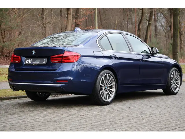 BMW 3 Serie 318i Luxury Edition 2019 Benzine 7