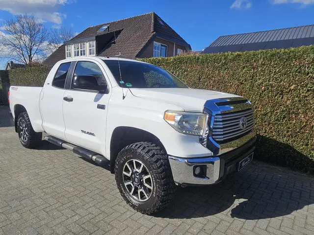 Toyota Tundra 5.7L V8 2015 Benzine 8
