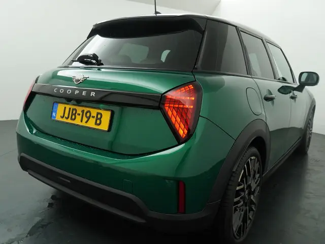 MINI 5-Deurs C 2025 Benzine 28