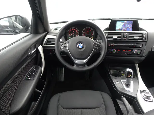BMW 1 Serie 116i High Executive Aut- 2014 Benzine 6