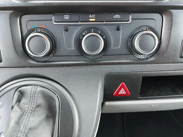 Volkswagen Transporter 2.0 TDI L2H1 2014 Diesel 28