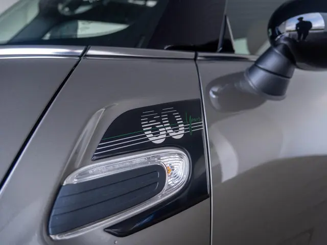 MINI 3-Deurs Cooper Aut. 60 Years Edition 2019 Benzine 14