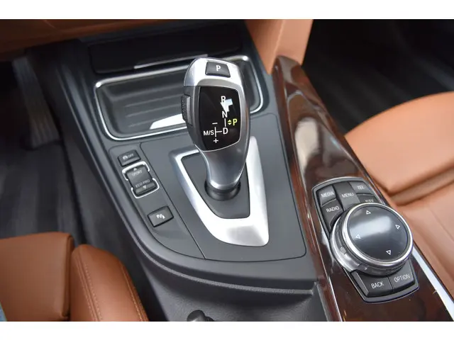 BMW 3 Serie 335i High Executive 2014 Benzine 16