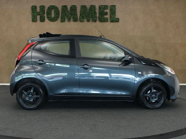 Toyota Aygo 1.0 VVT-i x-play limited 2019 Benzine 10