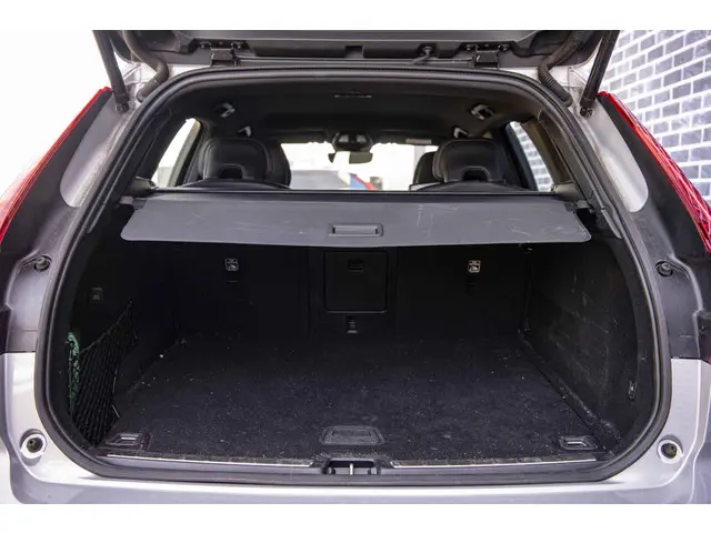 Volvo XC60 B5 Plus Dark 2023 Benzine 32