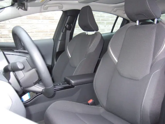 Toyota Prius 2.0 Plug-in Executive 2024 Hybride Benzine 18