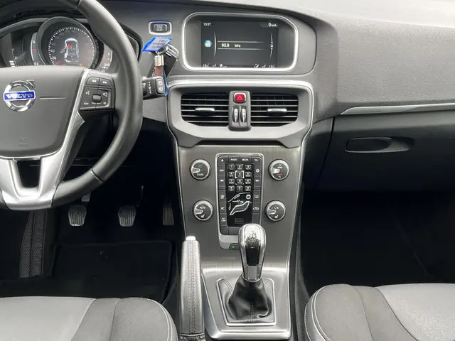 Volvo V40 2.0 T3 Momentum 2016 Benzine 63