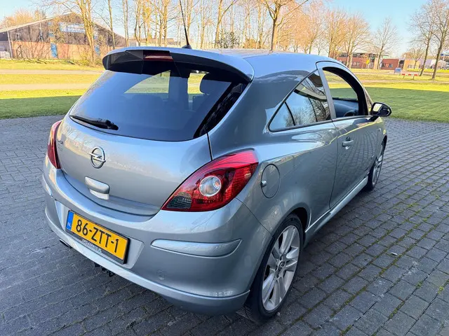 Opel Corsa 1.4-16V Anniversary OPC LINE 2013 Benzine 13