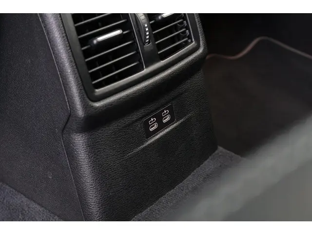 BMW X1 sDrive18i Executive Edition 2020 Benzine 42