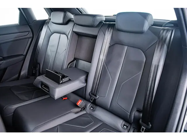 Audi Q3 45 TFSI e S edition 2022 Hybride Benzine 19