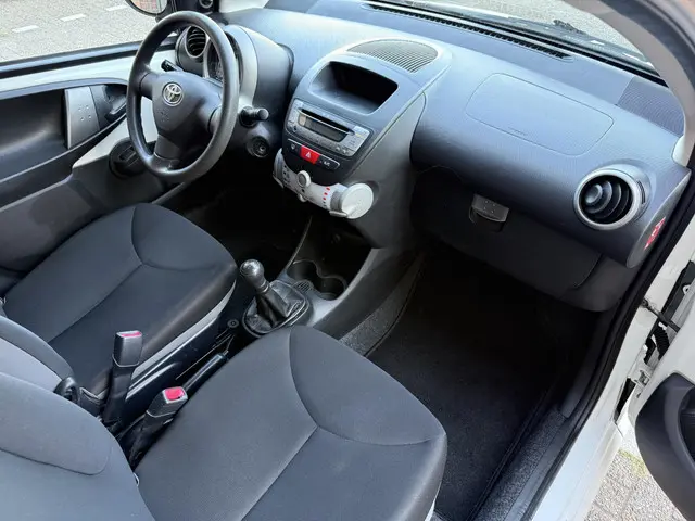 Toyota Aygo 1.0 VVT-i Now 2013 Benzine 15