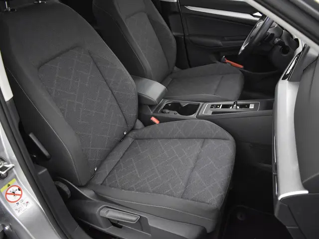 Volkswagen Golf 1.0 eTsi 110pk DSG Life 2023 Benzine 5