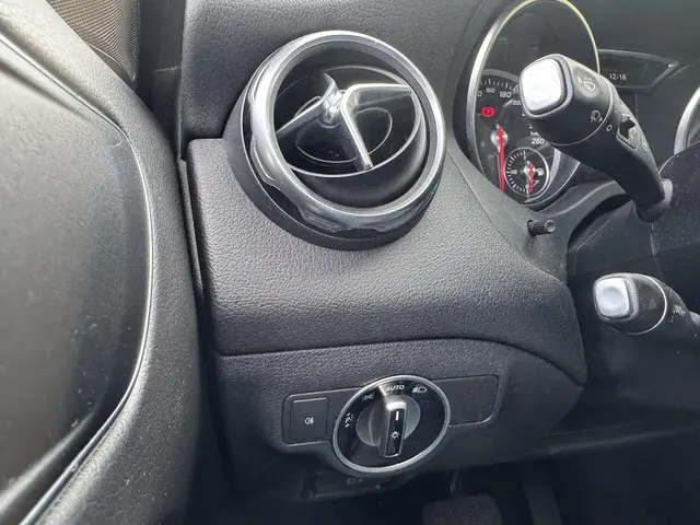 Mercedes-Benz GLA 180 Business Solution 2017 Benzine 24