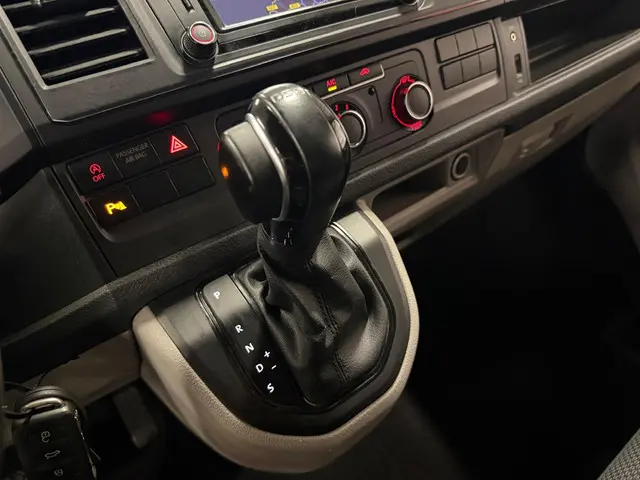 Volkswagen Transporter 2.0 TDI L2H1 DC 2018 Diesel 19