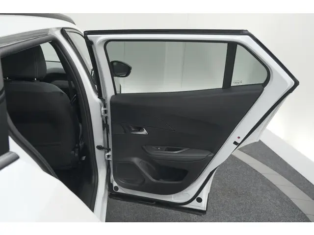 Peugeot 2008 PureTech 102 Allure Pack 2023 Benzine 60