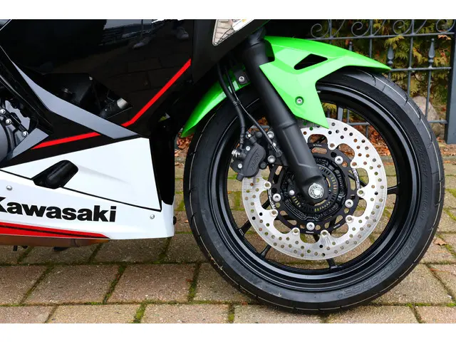 Kawasaki Ninja 400 KRT A2 code 80 2023 Benzine 13