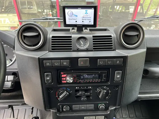 Land Rover Defender 2.2 D HT 110" SE 2015 Diesel 15
