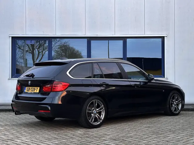 BMW 3 Serie Touring 320i High Executive 2015 Benzine 4