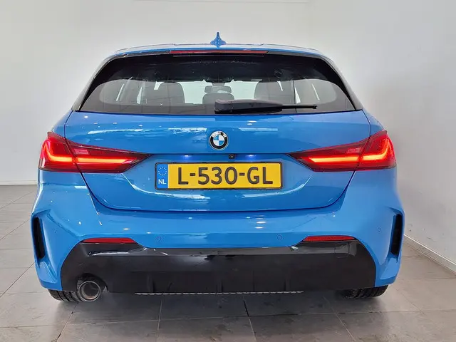 BMW 1 Serie 118i Executive Edition 2021 Benzine 3