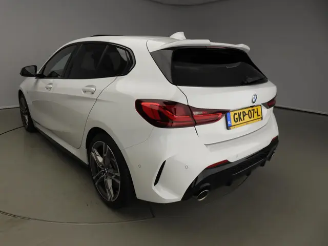 BMW 1 Serie 5-deurs M135i xDrive 2024 Benzine 34