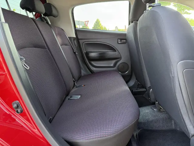 Mitsubishi Space Star 1.0 Intense 2013 Benzine 11