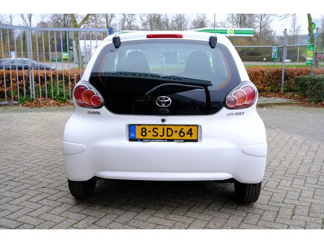 Toyota Aygo 1.0 VVT-i Now 5-Drs *33.180!* Airco 2013 Benzine 8