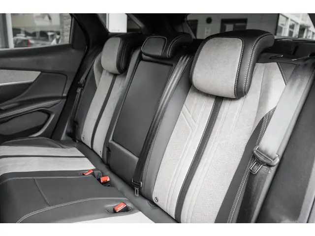 Peugeot 3008 1.6 HYbrid 225 Allure 2022 Hybride Benzine 12
