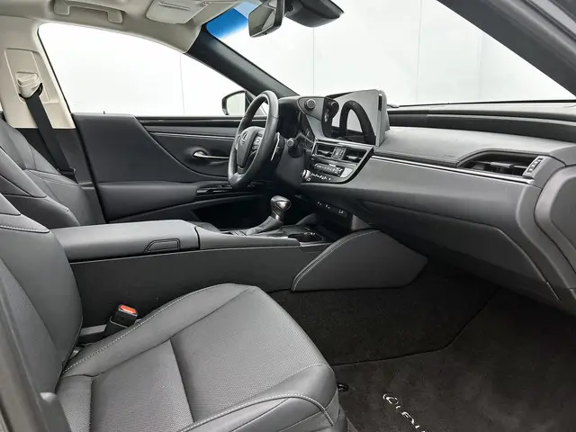 Lexus ES Luxury Line 2024 Hybride Benzine 25