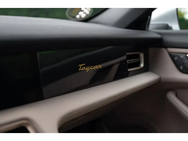 Porsche Taycan Performance 2021 Elektrisch 24